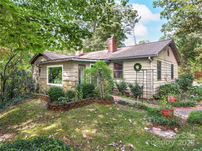 110 Oak Terrace, Arden, NC 28704.  MLS# CAR4207275, YatesRealty ID 11493. 