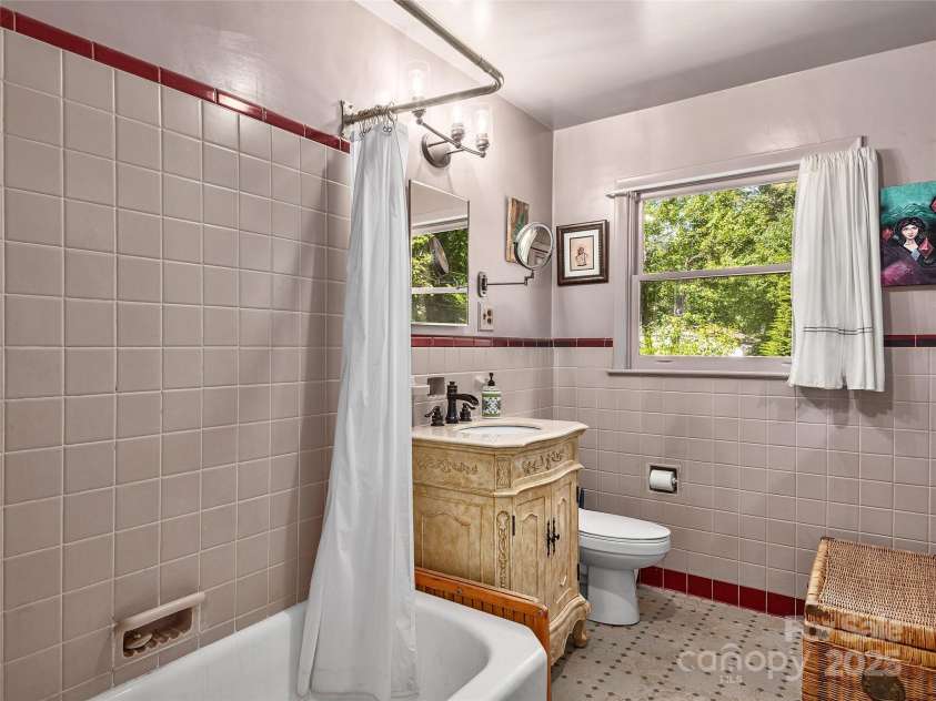 110 Oak Terrace, Arden, NC 28704.  MLS# CAR4207275, YatesRealty ID 11493. 