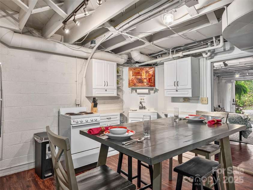 110 Oak Terrace, Arden, NC 28704.  MLS# CAR4207275, YatesRealty ID 11493. 