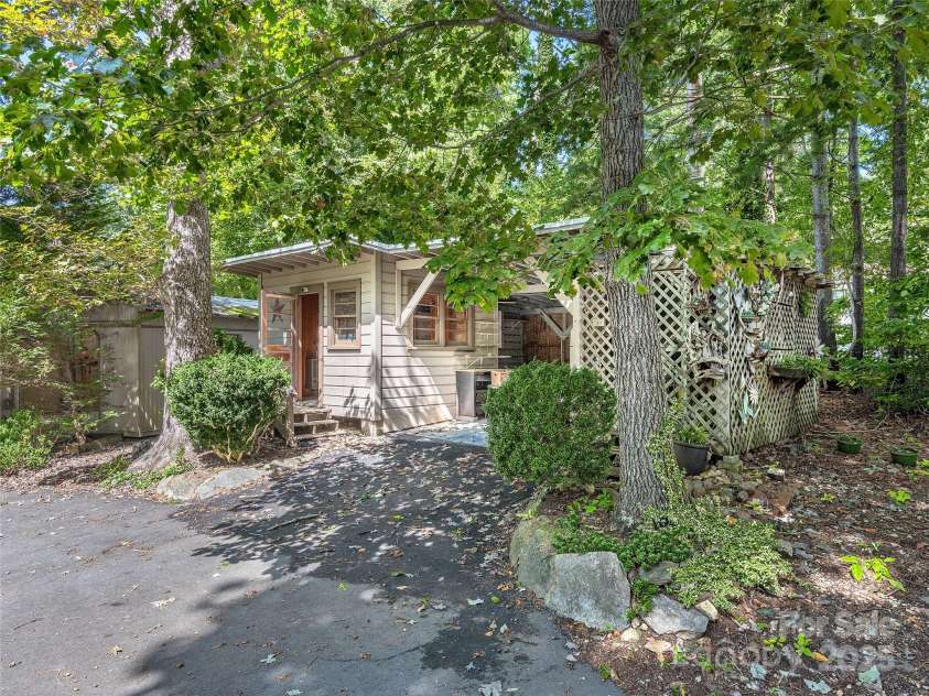 110 Oak Terrace, Arden, NC 28704.  MLS# CAR4207275, YatesRealty ID 11493. 