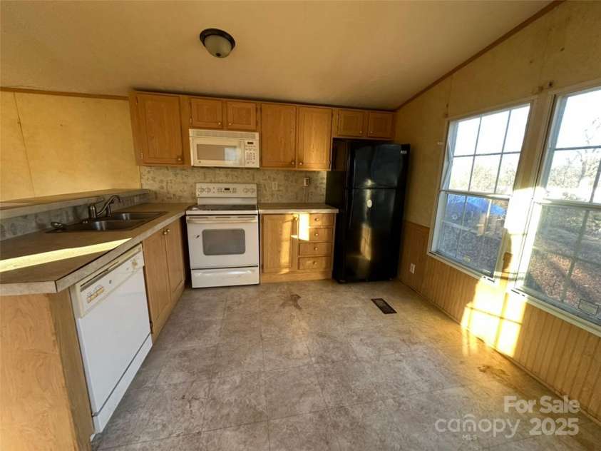 200 Rolling Oaks Drive, Hendersonville, NC 28791.  MLS# CAR4332291, YatesRealty ID 11495. 