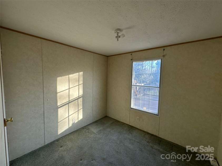 200 Rolling Oaks Drive, Hendersonville, NC 28791.  MLS# CAR4332291, YatesRealty ID 11495. 