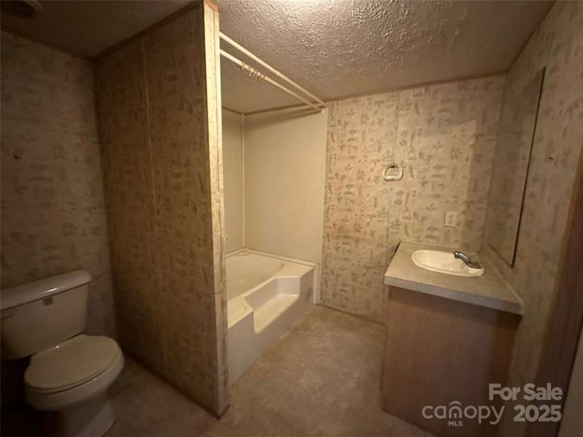 200 Rolling Oaks Drive, Hendersonville, NC 28791.  MLS# CAR4332291, YatesRealty ID 11495. 