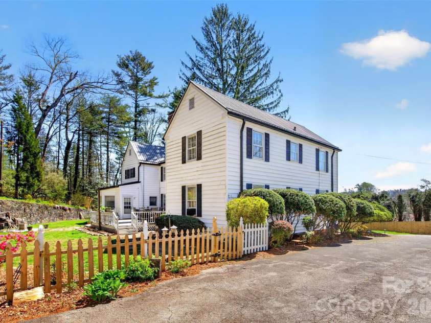 60 Henry Lane, Spruce Pine, NC 28777.  MLS# CAR4369244, YatesRealty ID 11497. 