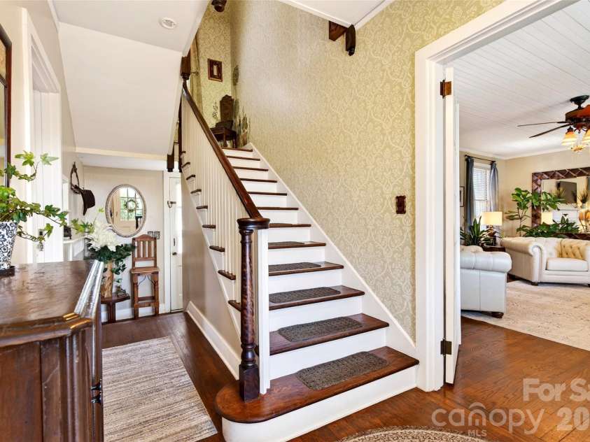 60 Henry Lane, Spruce Pine, NC 28777.  MLS# CAR4369244, YatesRealty ID 11497. 