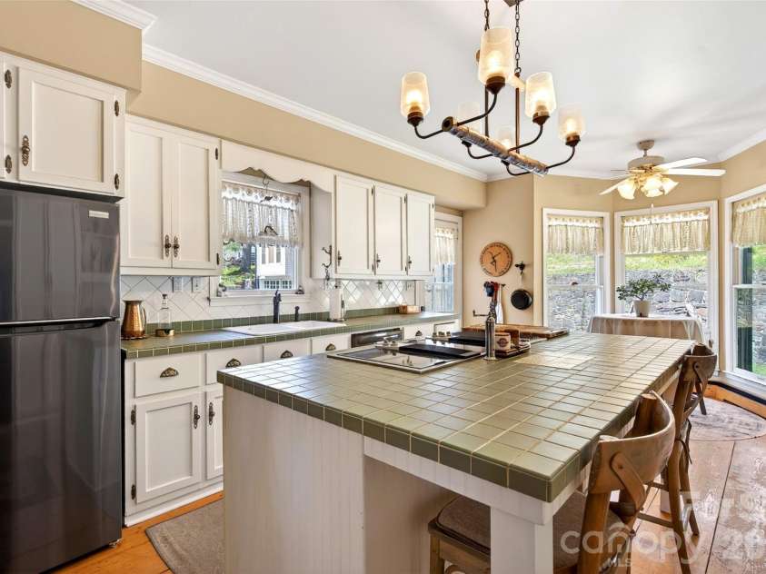 60 Henry Lane, Spruce Pine, NC 28777.  MLS# CAR4369244, YatesRealty ID 11497. 