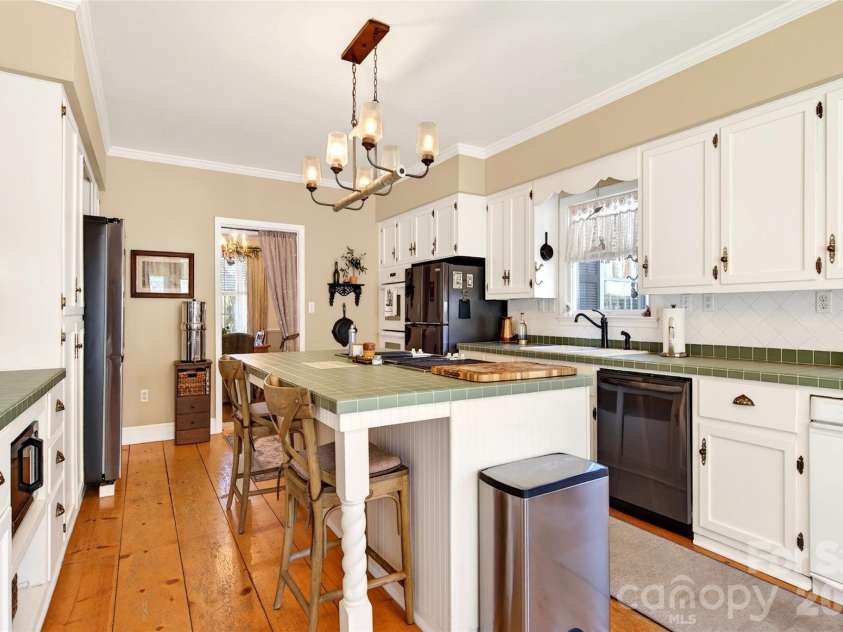 60 Henry Lane, Spruce Pine, NC 28777.  MLS# CAR4369244, YatesRealty ID 11497. 
