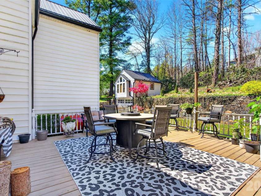 60 Henry Lane, Spruce Pine, NC 28777.  MLS# CAR4369244, YatesRealty ID 11497. 