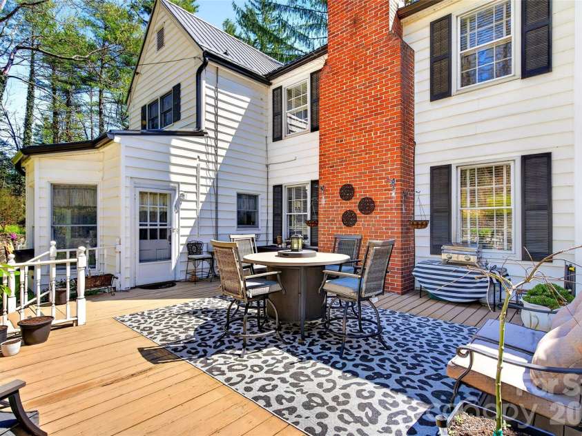 60 Henry Lane, Spruce Pine, NC 28777.  MLS# CAR4369244, YatesRealty ID 11497. 