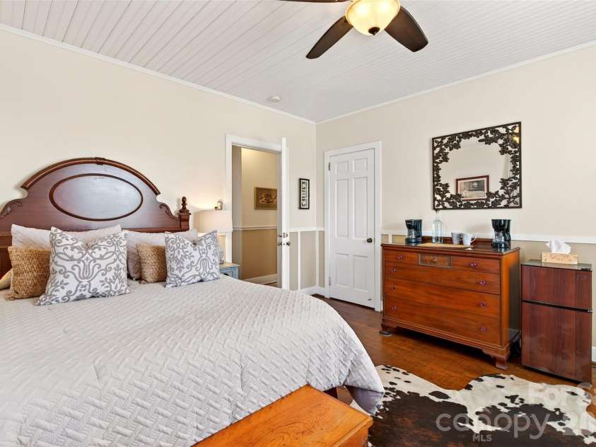 60 Henry Lane, Spruce Pine, NC 28777.  MLS# CAR4369244, YatesRealty ID 11497. 