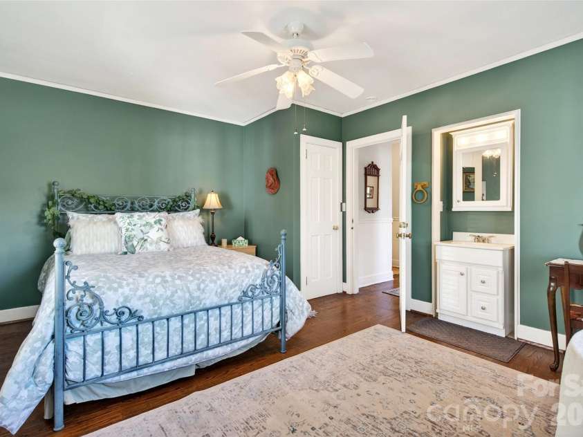60 Henry Lane, Spruce Pine, NC 28777.  MLS# CAR4369244, YatesRealty ID 11497. 