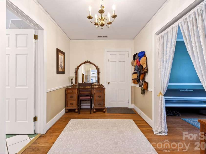 60 Henry Lane, Spruce Pine, NC 28777.  MLS# CAR4369244, YatesRealty ID 11497. 