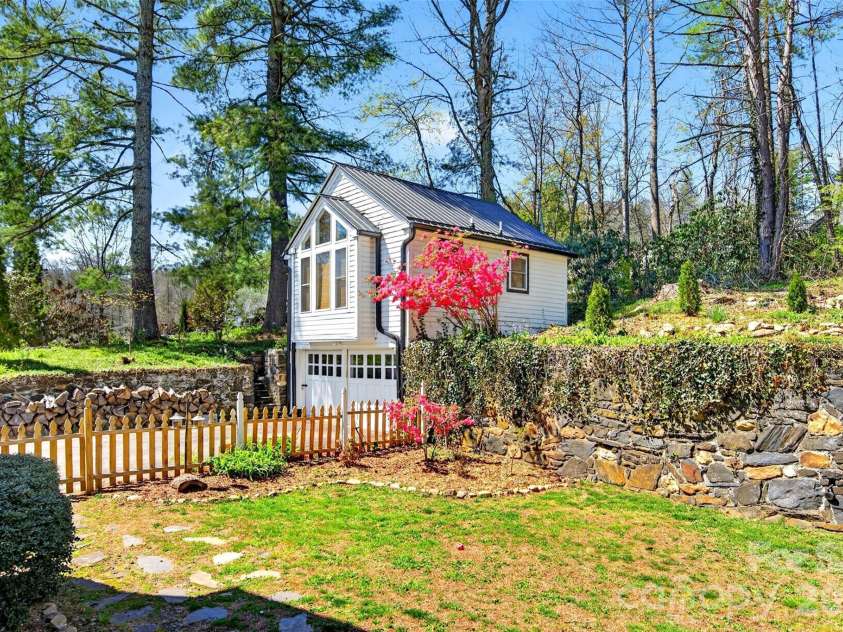 60 Henry Lane, Spruce Pine, NC 28777.  MLS# CAR4369244, YatesRealty ID 11497. 