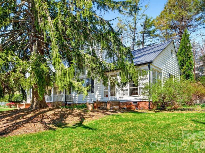 60 Henry Lane, Spruce Pine, NC 28777.  MLS# CAR4369244, YatesRealty ID 11497. 