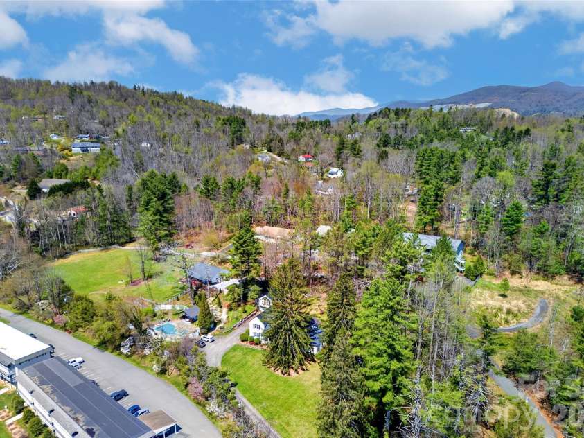 60 Henry Lane, Spruce Pine, NC 28777.  MLS# CAR4369244, YatesRealty ID 11497. 