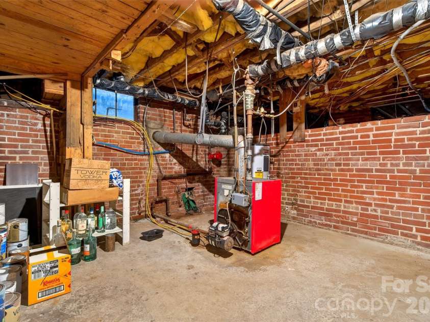 60 Henry Lane, Spruce Pine, NC 28777.  MLS# CAR4369244, YatesRealty ID 11497. 