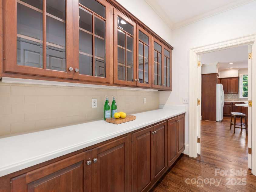 208 Huntley Place, Charlotte, NC 28207.  MLS# CAR4255589, YatesRealty ID 11498. 