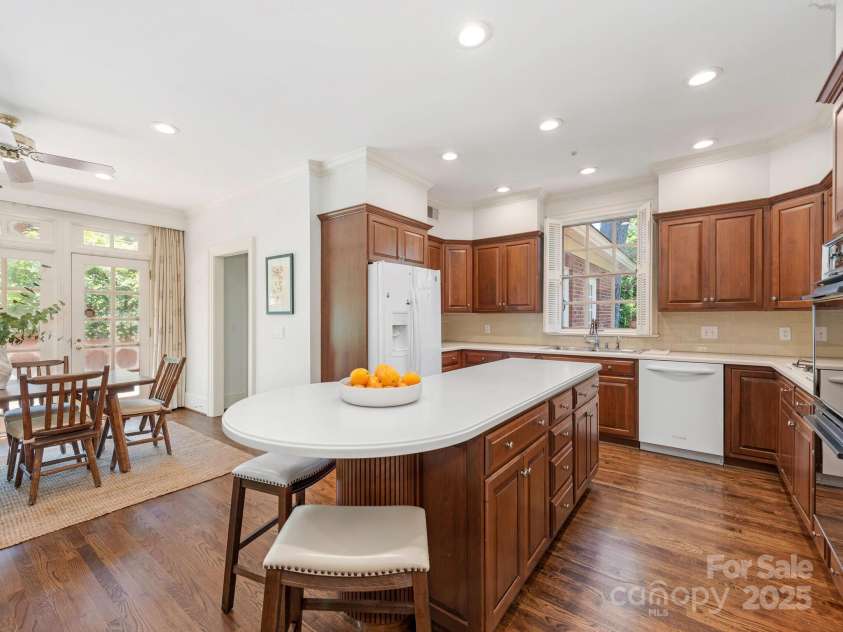 208 Huntley Place, Charlotte, NC 28207.  MLS# CAR4255589, YatesRealty ID 11498. 