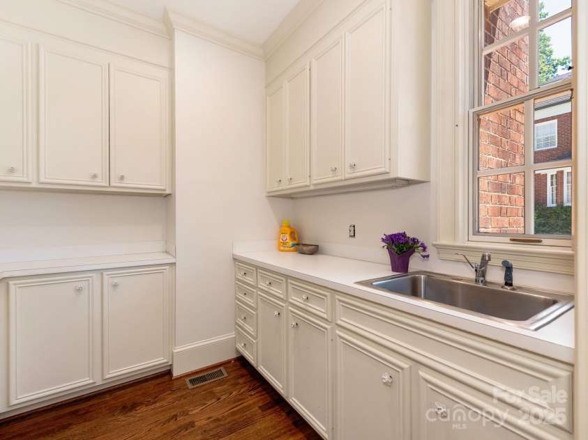 208 Huntley Place, Charlotte, NC 28207.  MLS# CAR4255589, YatesRealty ID 11498. 