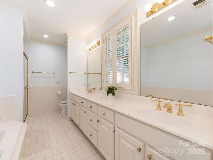 208 Huntley Place, Charlotte, NC 28207.  MLS# CAR4255589, YatesRealty ID 11498. 