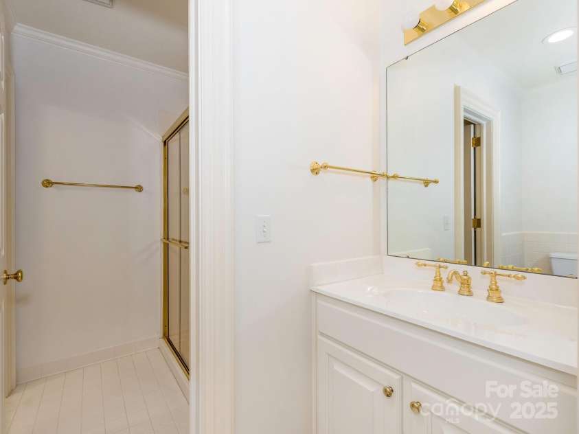 208 Huntley Place, Charlotte, NC 28207.  MLS# CAR4255589, YatesRealty ID 11498. 