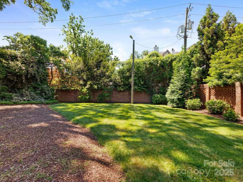 208 Huntley Place, Charlotte, NC 28207.  MLS# CAR4255589, YatesRealty ID 11498. 