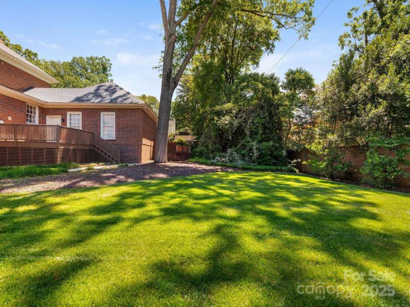 208 Huntley Place, Charlotte, NC 28207.  MLS# CAR4255589, YatesRealty ID 11498. 