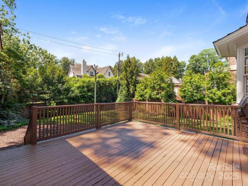 208 Huntley Place, Charlotte, NC 28207.  MLS# CAR4255589, YatesRealty ID 11498. 