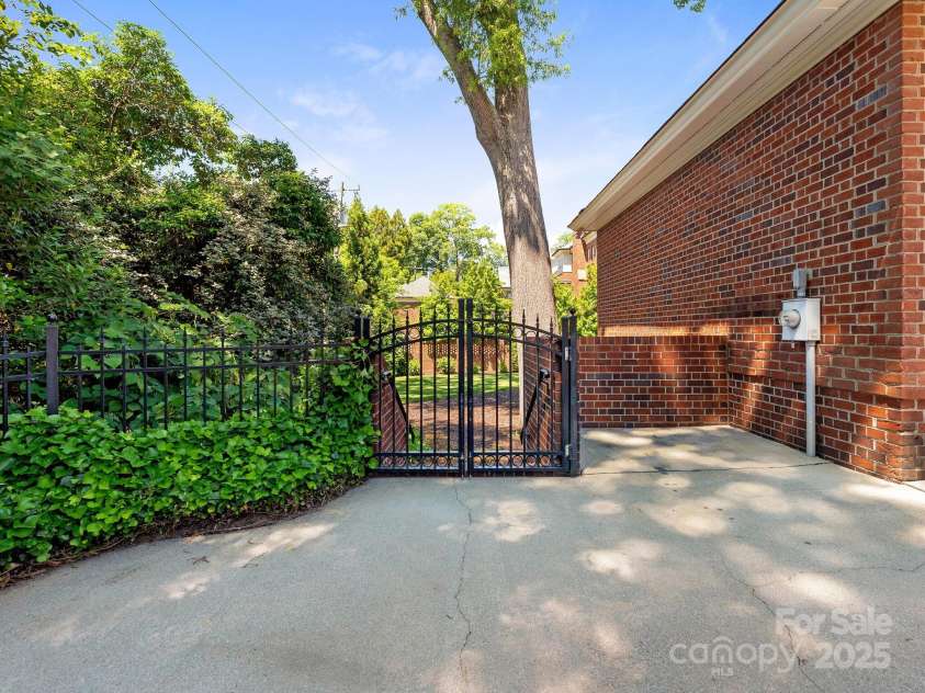208 Huntley Place, Charlotte, NC 28207.  MLS# CAR4255589, YatesRealty ID 11498. 