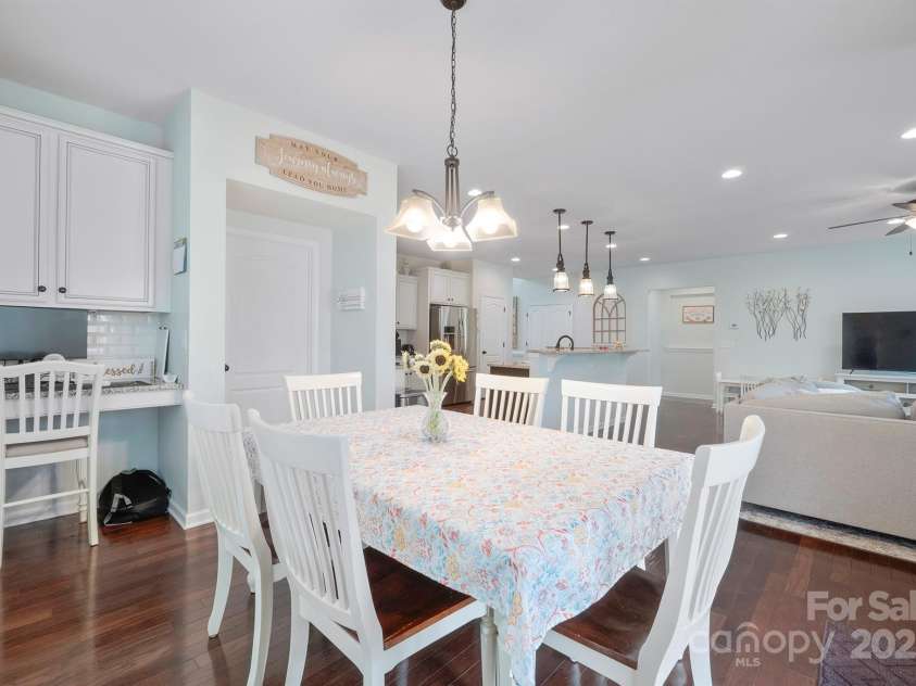 13115 Union Square Drive, Huntersville, NC 28078.  MLS# CAR4247415, YatesRealty ID 11499. Eat in kitchen has a nice home office work station