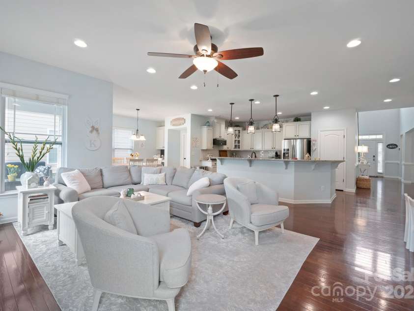 13115 Union Square Drive, Huntersville, NC 28078.  MLS# CAR4247415, YatesRealty ID 11499. Great room is open to kitchen and eat in kitchen area