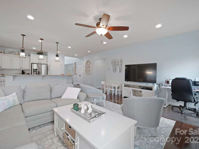 13115 Union Square Drive, Huntersville, NC 28078.  MLS# CAR4247415, YatesRealty ID 11499. Great room toward your kitchen island
