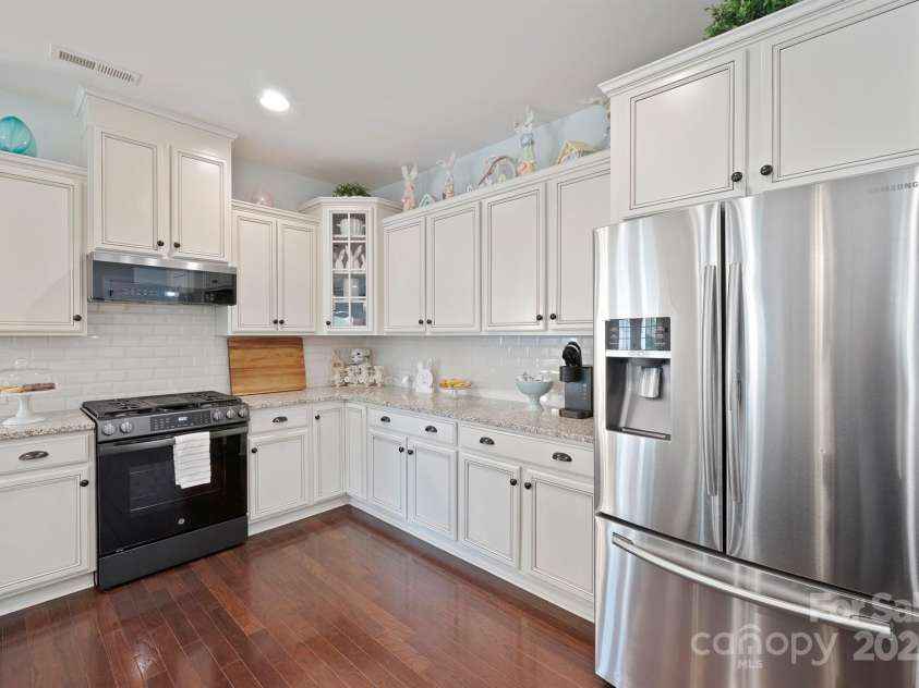 13115 Union Square Drive, Huntersville, NC 28078.  MLS# CAR4247415, YatesRealty ID 11499. Kitchen has new microwave and gas cooking and lots of counter space
