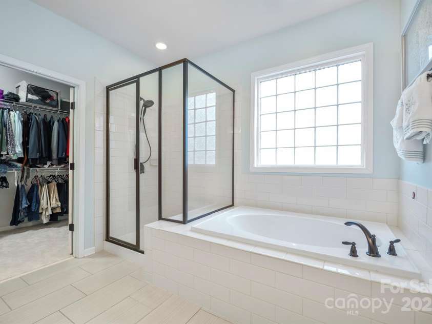 13115 Union Square Drive, Huntersville, NC 28078.  MLS# CAR4247415, YatesRealty ID 11499. Shower and garden tub