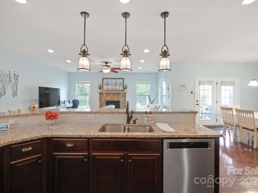 13115 Union Square Drive, Huntersville, NC 28078.  MLS# CAR4247415, YatesRealty ID 11499. View straight to your guest or family from kitchen