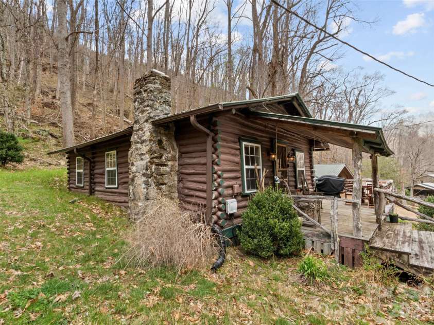 142 Cold Spring Road, Burnsville, NC 28714.  MLS# CAR4369346, YatesRealty ID 11499. 
