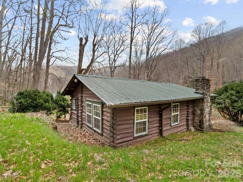 142 Cold Spring Road, Burnsville, NC 28714.  MLS# CAR4369346, YatesRealty ID 11499. 