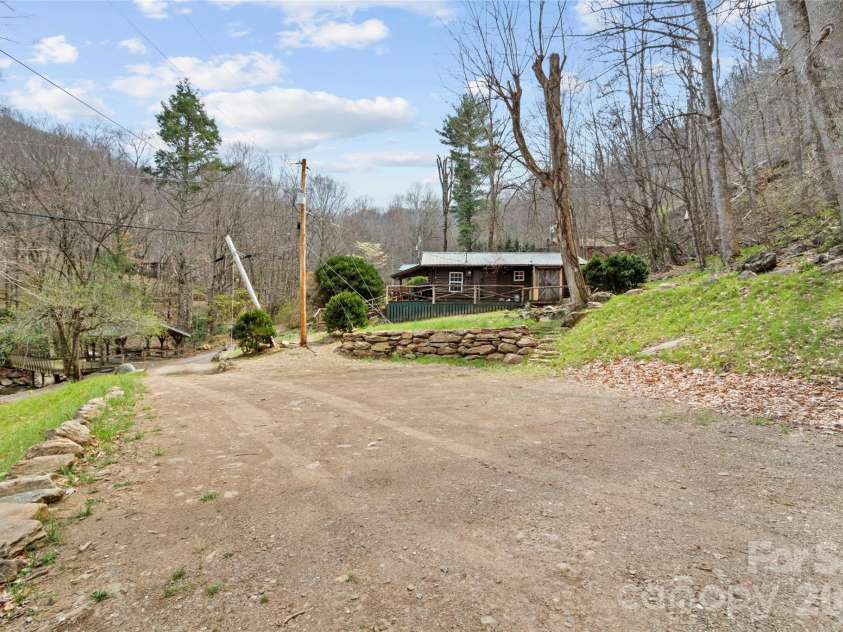 142 Cold Spring Road, Burnsville, NC 28714.  MLS# CAR4369346, YatesRealty ID 11499. 
