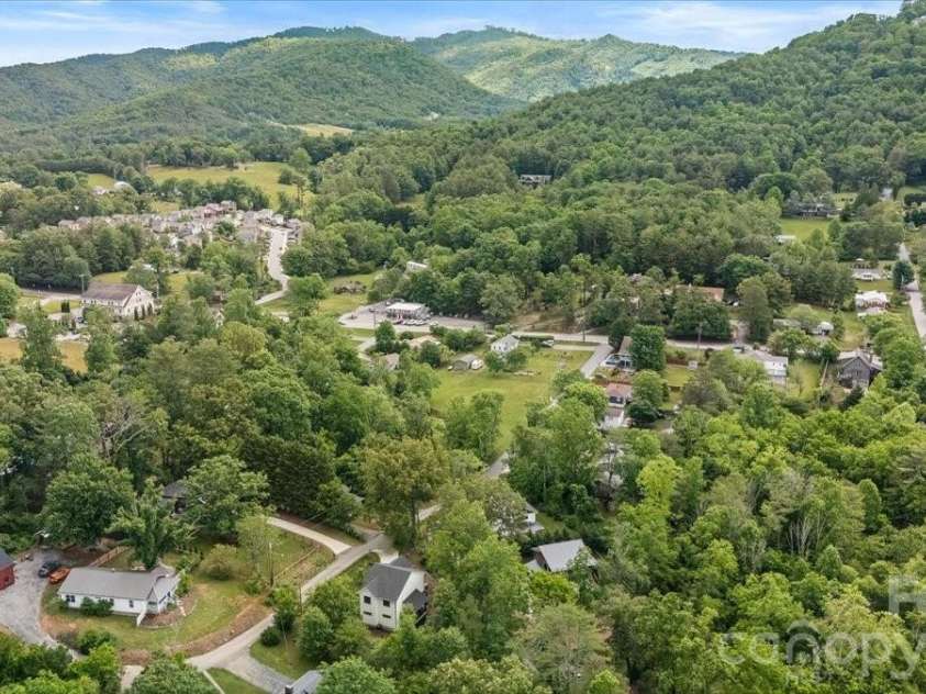 8 Wildwood Park Knoll, Weaverville, NC 28787.  MLS# CAR4386318, YatesRealty ID 11503. 