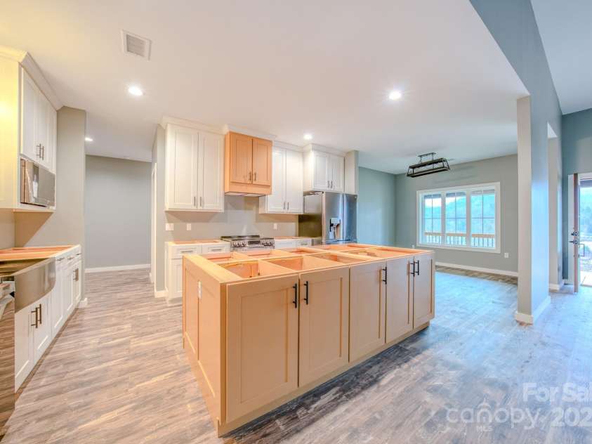 155 Black Snake Curve Drive, Burnsville, NC 28714.  MLS# CAR4221330, YatesRealty ID 11504. 