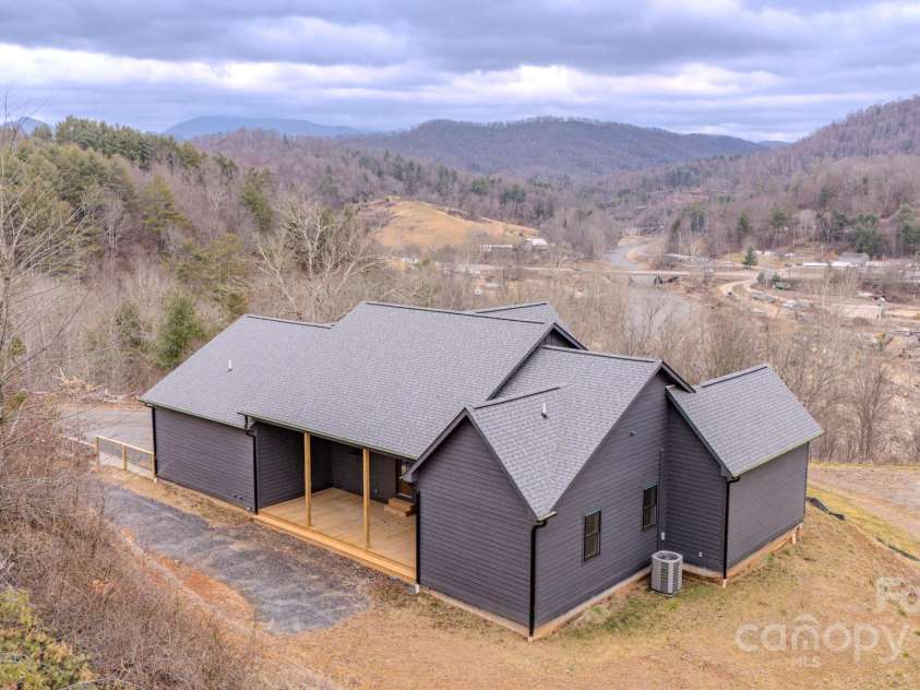 155 Black Snake Curve Drive, Burnsville, NC 28714.  MLS# CAR4221330, YatesRealty ID 11504. 