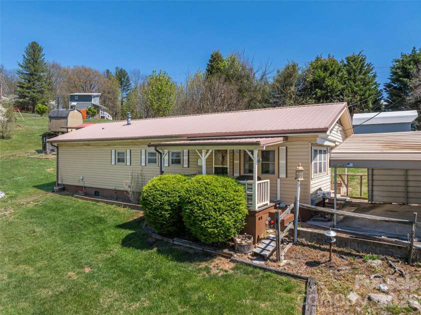 17 Mustang Lane, Waynesville, NC 28786.  MLS# CAR4367946, YatesRealty ID 11507. 