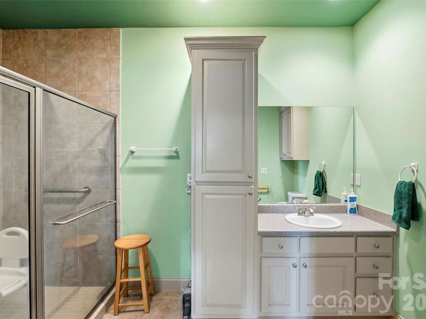 1244 Windover Drive, Brevard, NC 28712.  MLS# CAR4367852, YatesRealty ID 11508. Main Level Apartment Bathroom