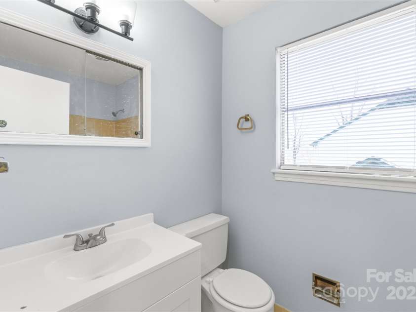 6626 Somersworth Drive, Charlotte, NC 28215.  MLS# CAR4231700, YatesRealty ID 11508. 