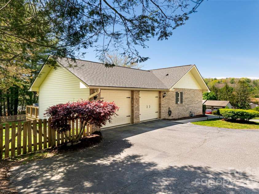 77 Roberts Ridge Drive, Etowah, NC 28729.  MLS# CAR4241039, YatesRealty ID 11510. 