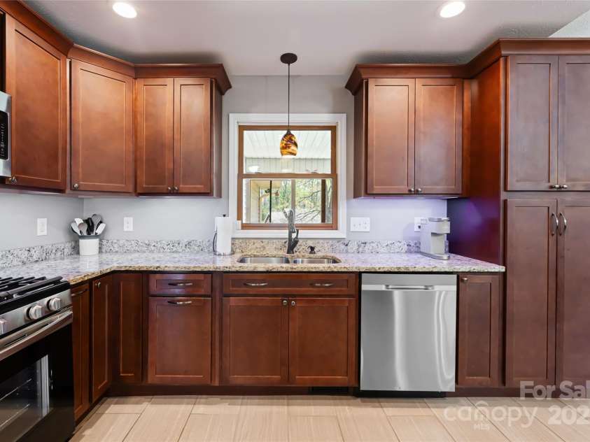 77 Roberts Ridge Drive, Etowah, NC 28729.  MLS# CAR4241039, YatesRealty ID 11510. Kitchen