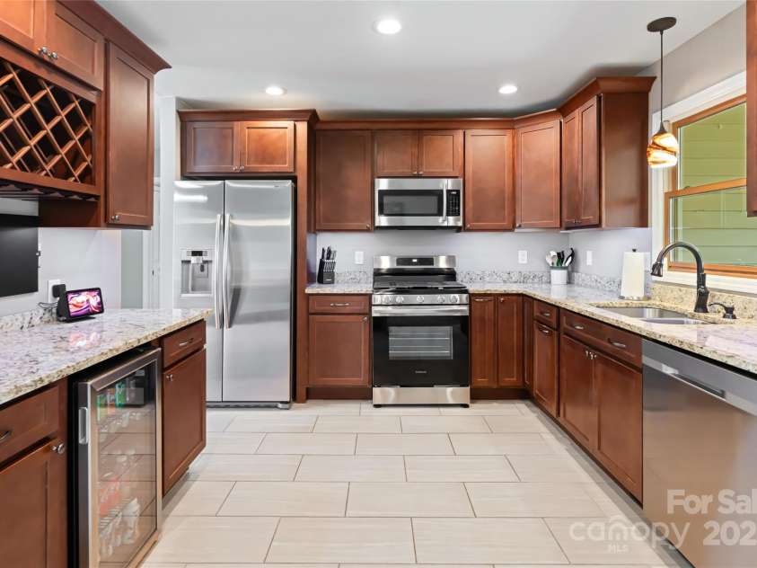 77 Roberts Ridge Drive, Etowah, NC 28729.  MLS# CAR4241039, YatesRealty ID 11510. Kitchen