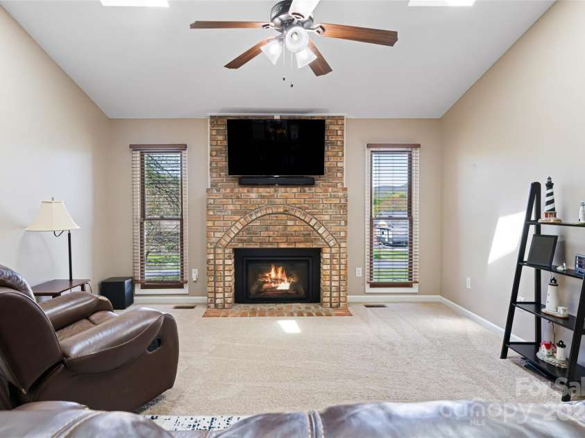 77 Roberts Ridge Drive, Etowah, NC 28729.  MLS# CAR4241039, YatesRealty ID 11510. Living room