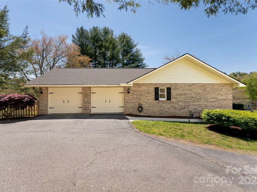 77 Roberts Ridge Drive, Etowah, NC 28729.  MLS# CAR4241039, YatesRealty ID 11510. Main level, side entry garage