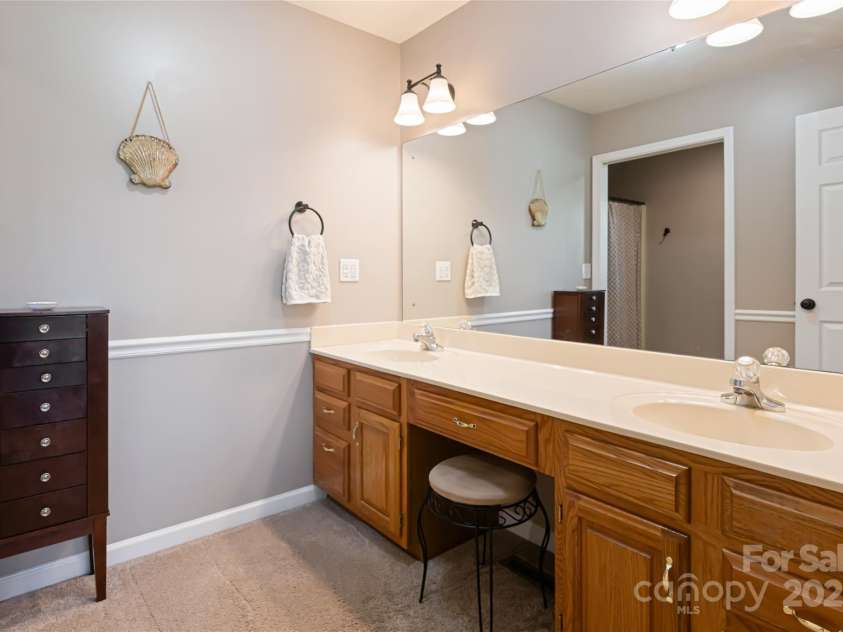 77 Roberts Ridge Drive, Etowah, NC 28729.  MLS# CAR4241039, YatesRealty ID 11510. Primary En Suite Bath